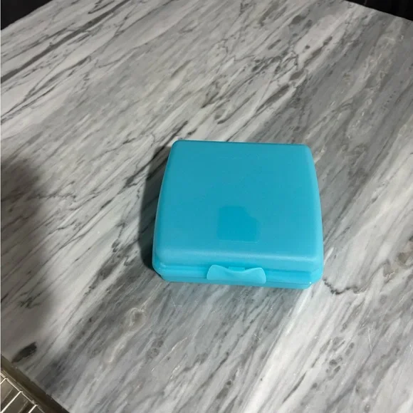 BRAND NEW TUPPERWARE SANDWICH BOX - Picture 2 of 2